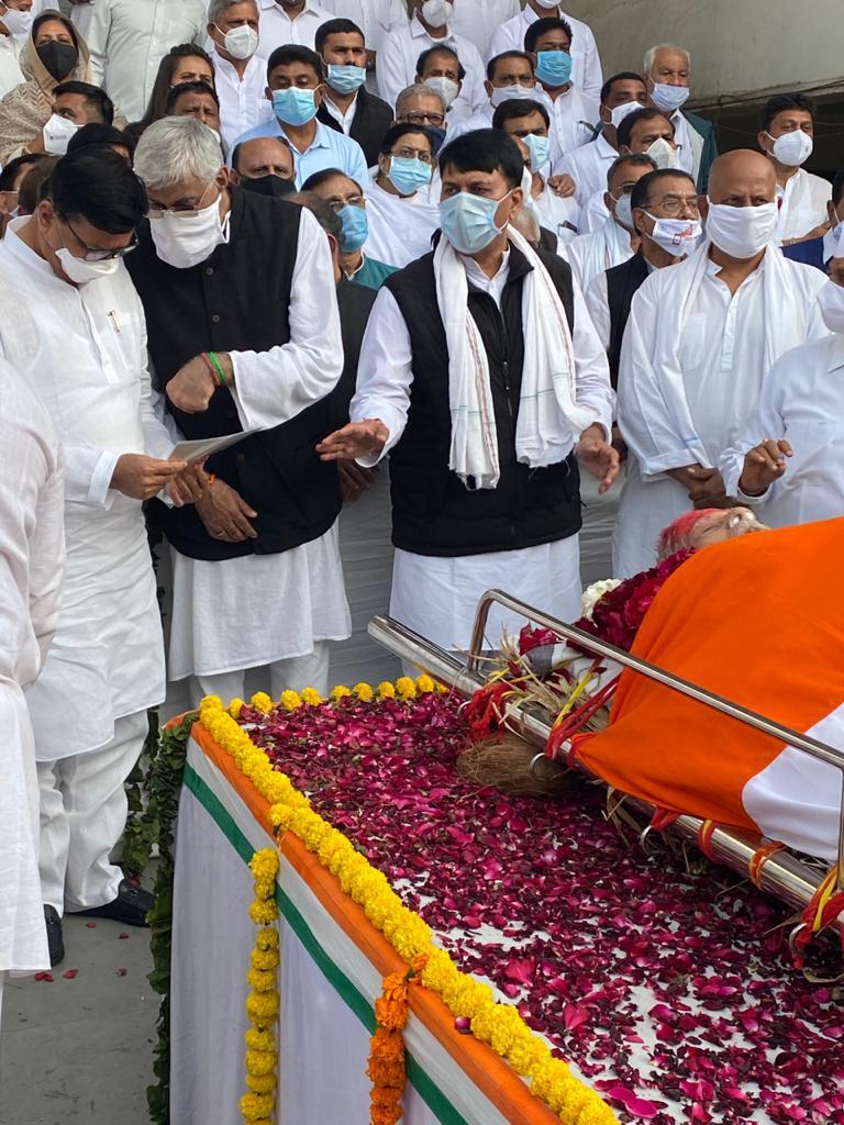 TS Singhdeo representing Sonia Gandhi paid tribute to Madhav Singh Solanki