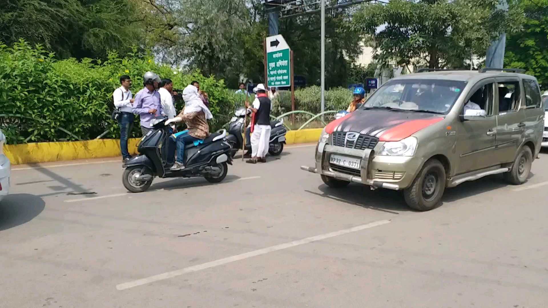 Traffic jawans were made to bring traffic awareness to 4 soldiers