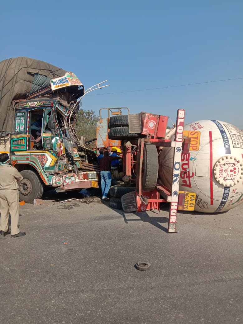 Clash between truck and LPG gas tanker in Ring Road 3 of Raipur