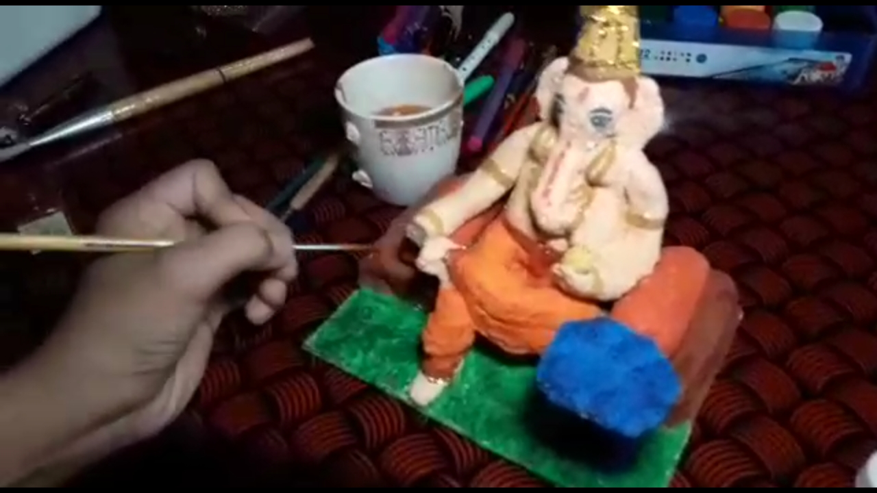 Devotees are making idols at home due to corona virus in Raipur