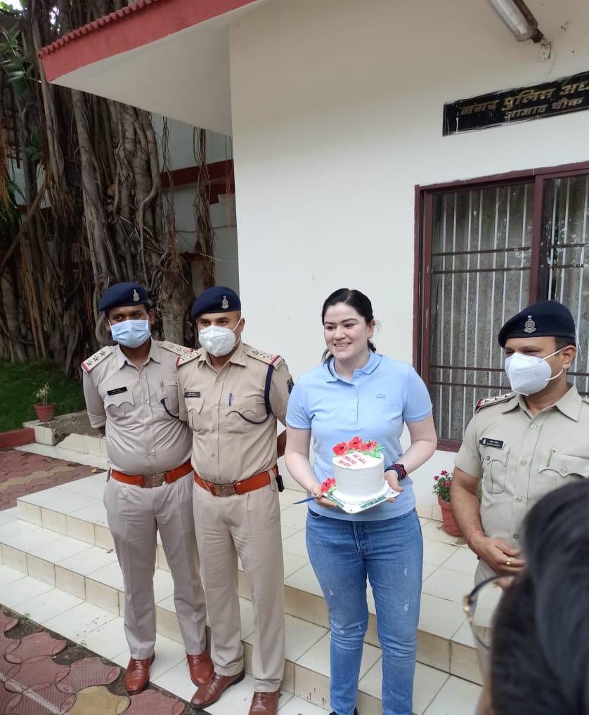 Students bid farewell to IPS Ankita Sharma like a teacher in raipur