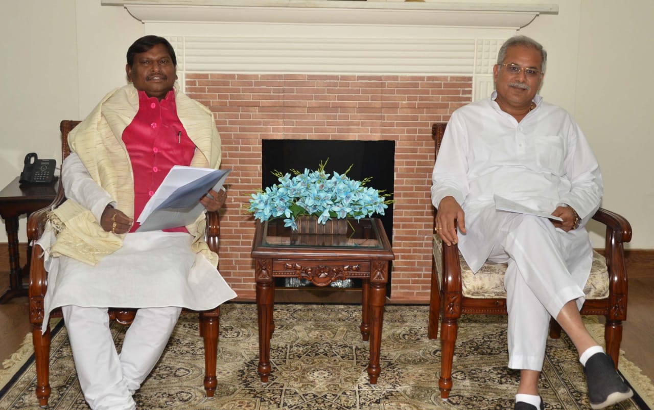 Baghel meets Arjun Munda in Delhi