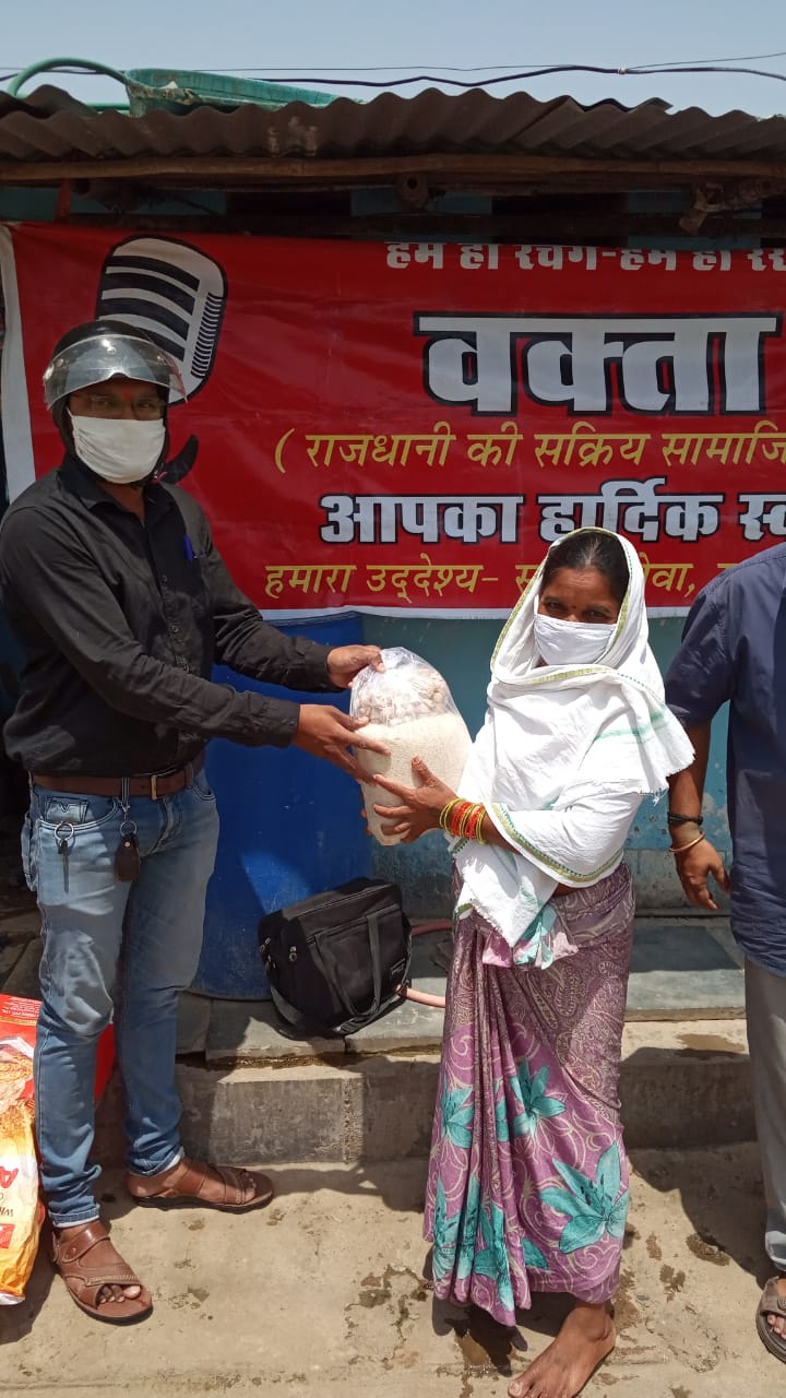 vakta-manch-distributed-food-on-may-day-in-raipur