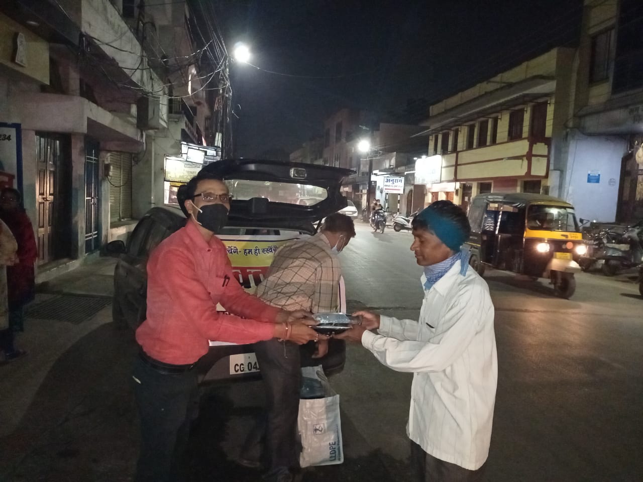 vakta-manch-distributed-food-on-may-day-in-raipur