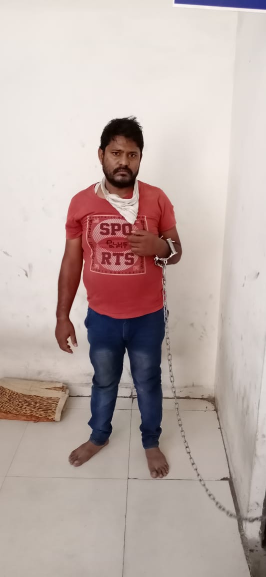 Police arrested accused of stealing readymade clothes from cloth shop in Raipur.