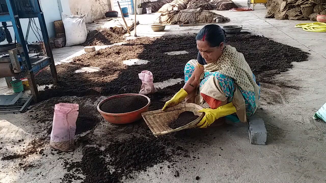 Women are benefiting from the Godhan Nyaya Yojana IN RAIPUR