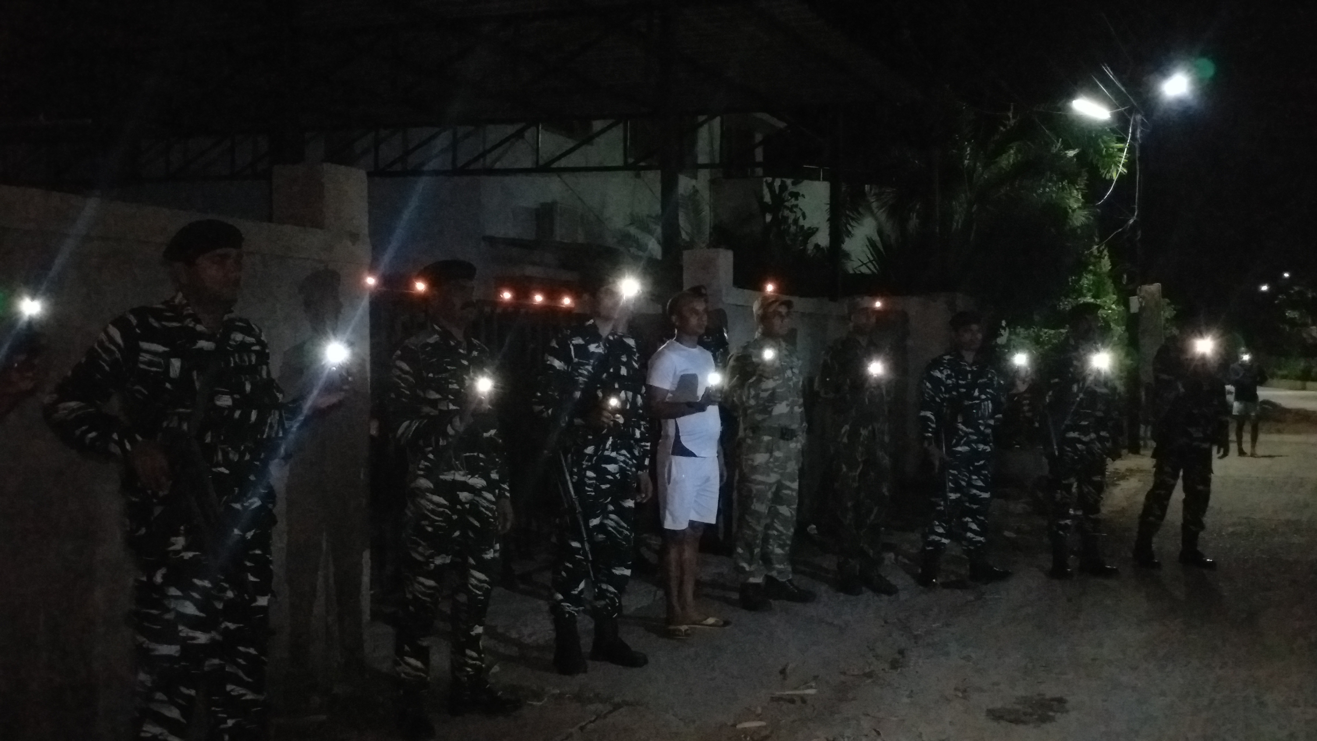 soldiers-supported-the-prime-ministers-appeal-by-lighting-diyas-and-flash-light-in-raipur