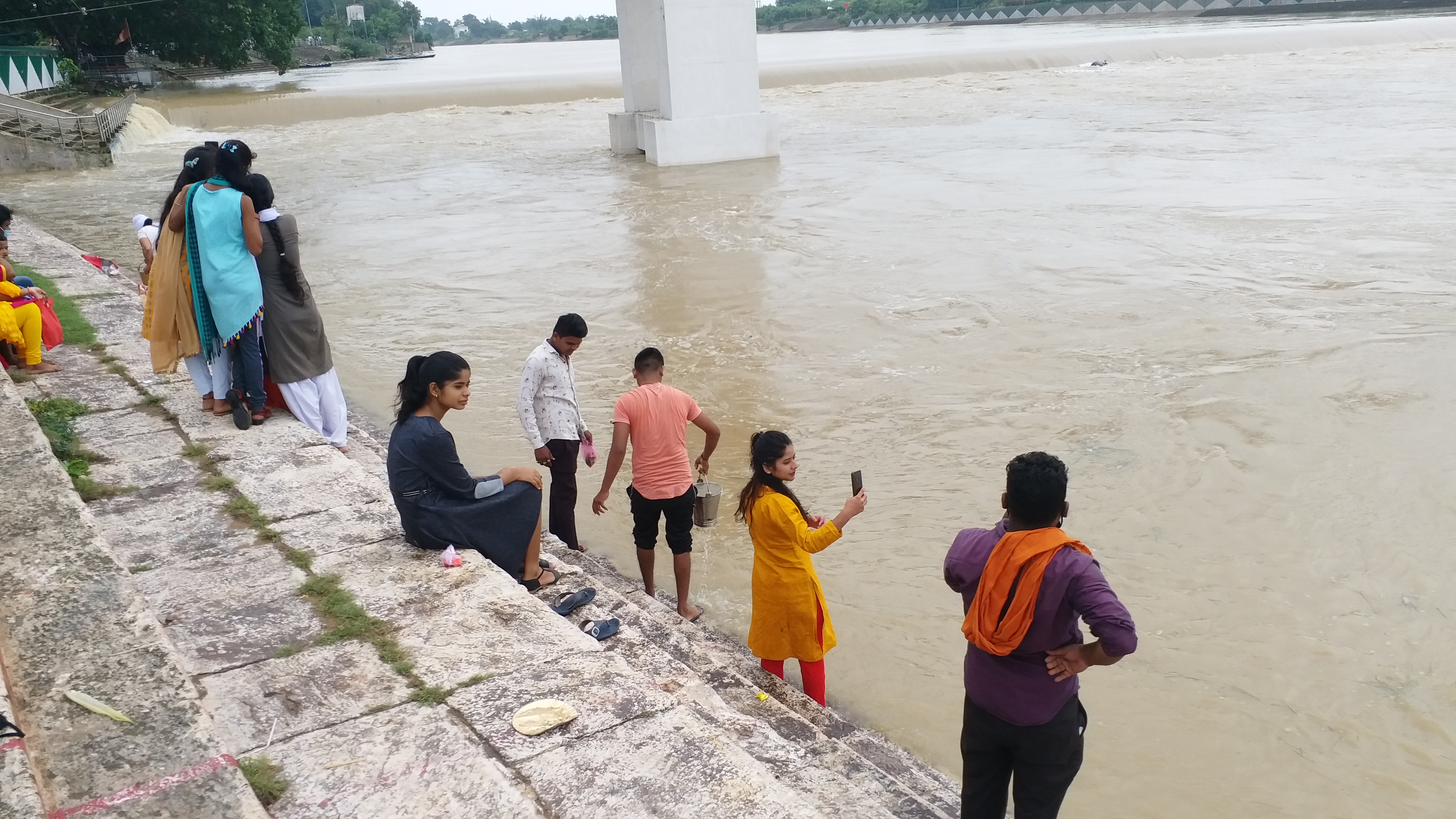 people arriving at kharun shore to take selfies