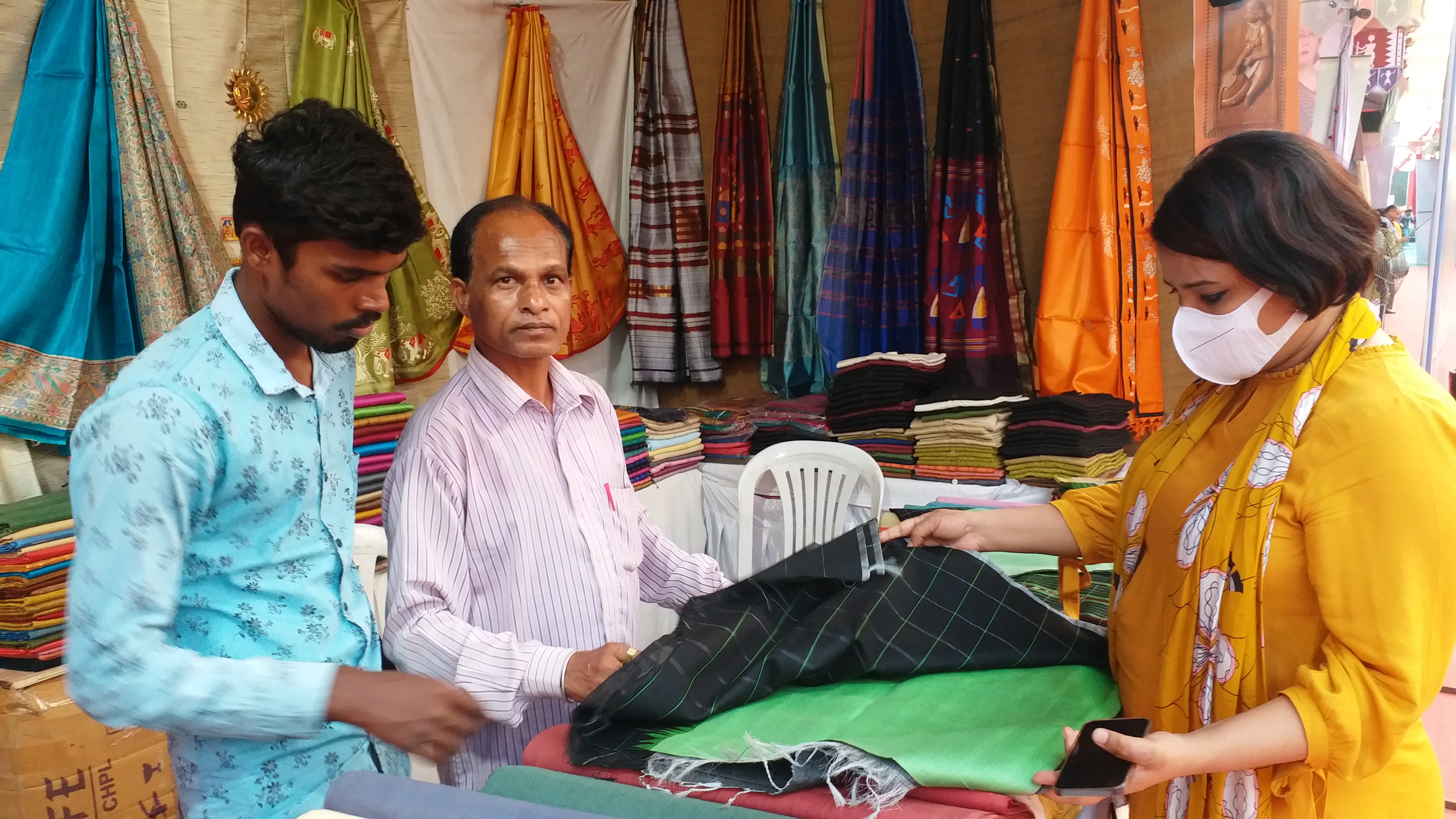 kosa clothes demand in stalls of National Tribal Dance Festival 2021 raipur