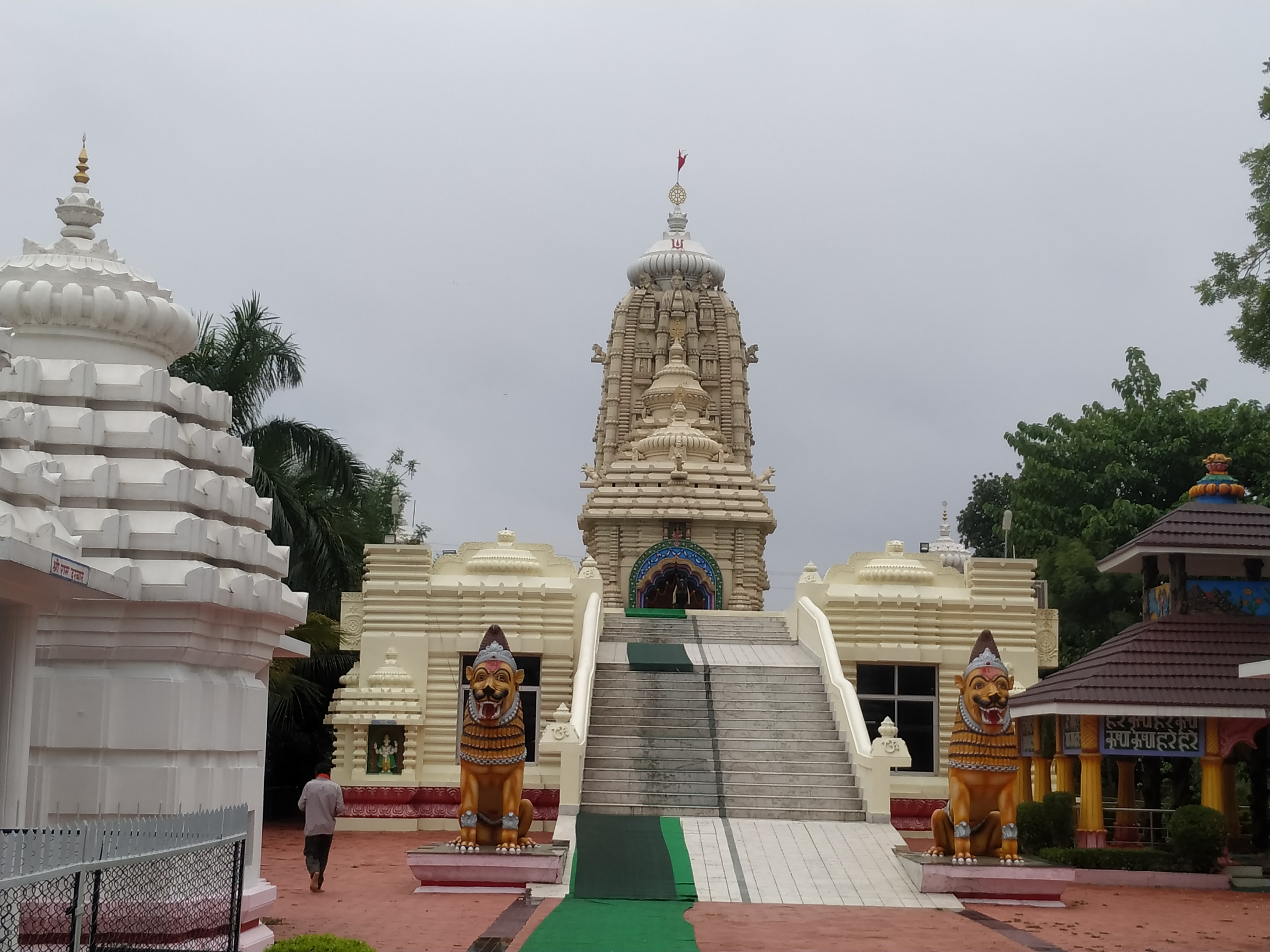 Mayor aijaz dhebar reached the temple to see Lord Jagannath.in raipur