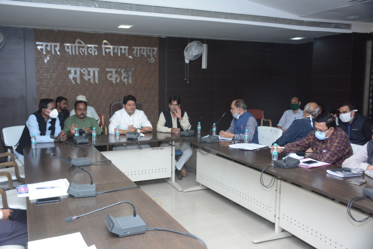 Mayor Ajaz Dhebar reprimanded engineers for negligence in water supply in Raipur