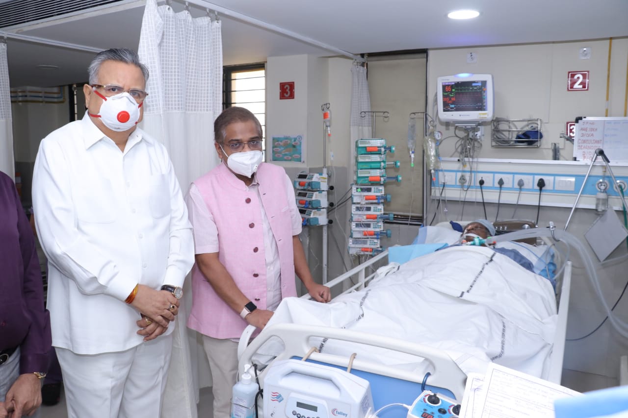 Raman Singh reached hospital to meet Ajit Jogi in raipur