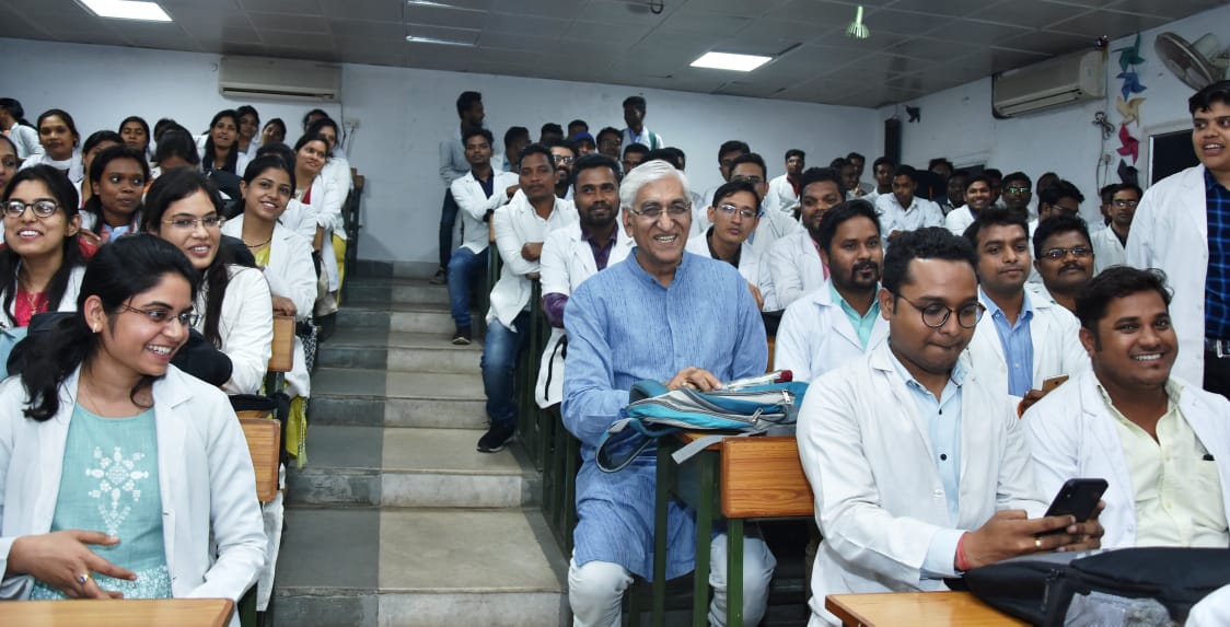 Singhdev met students of Ayurvedic college in raipur