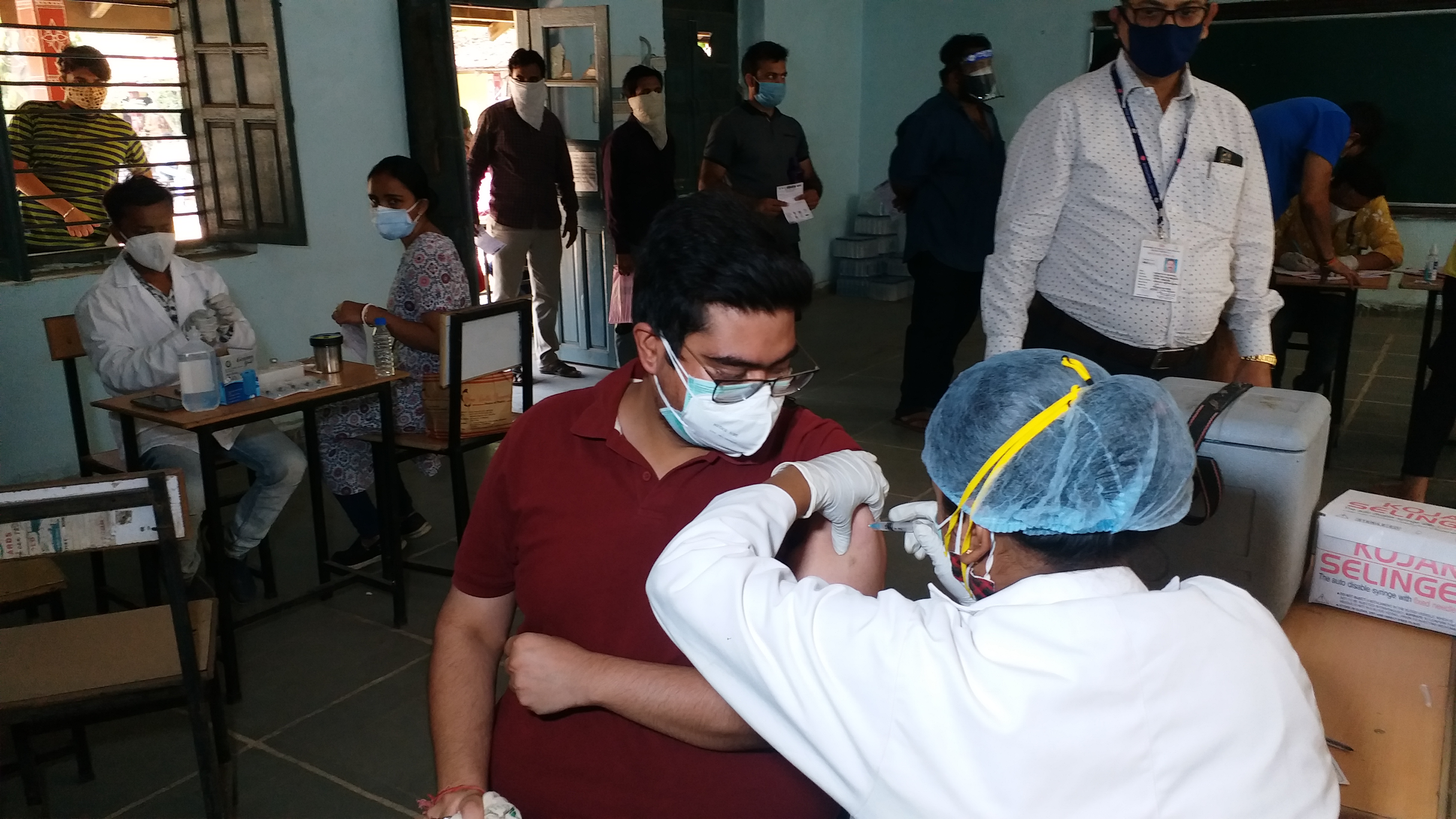 18 plus corona vaccination started in Raipur district