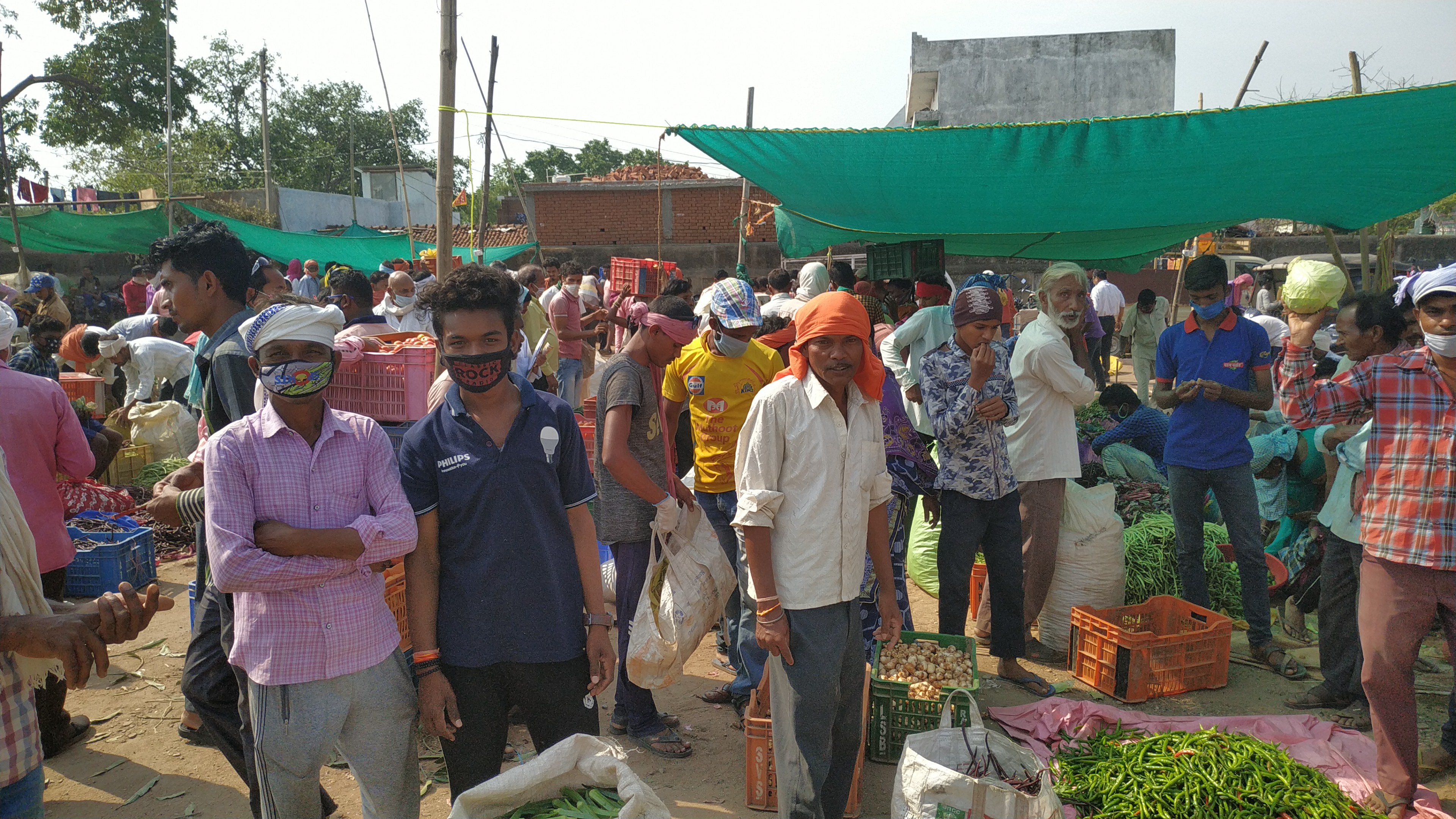 violation-of-social-distancing-in-vegetable-market-in-abhanpur