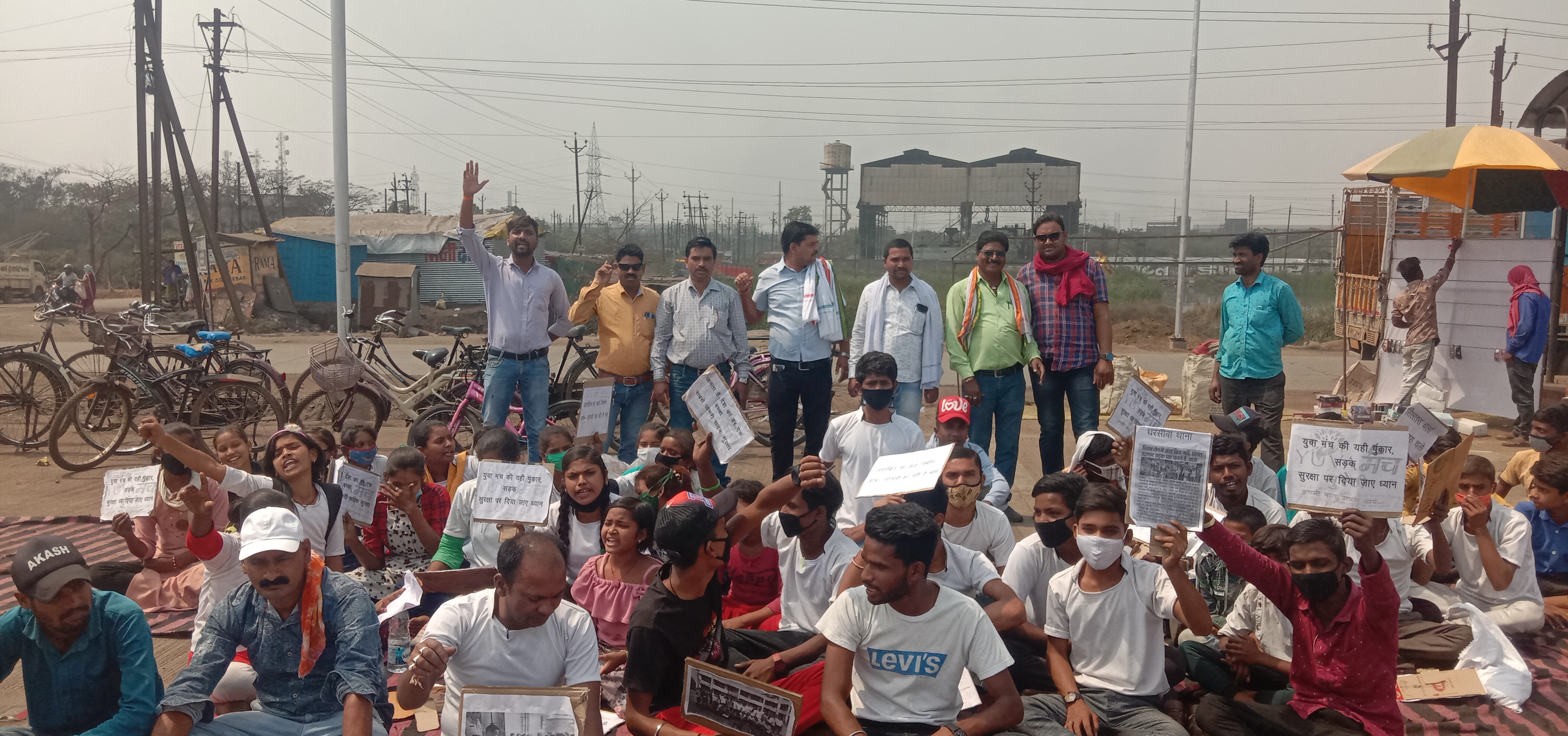 Students are protesting in Dharsinwa demanding road safety in raipur