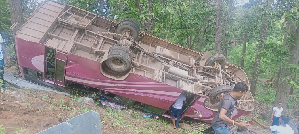 bus-going-from-mainpat-to-mungeli-carrying-police-personnel-overturned-in-sarguja