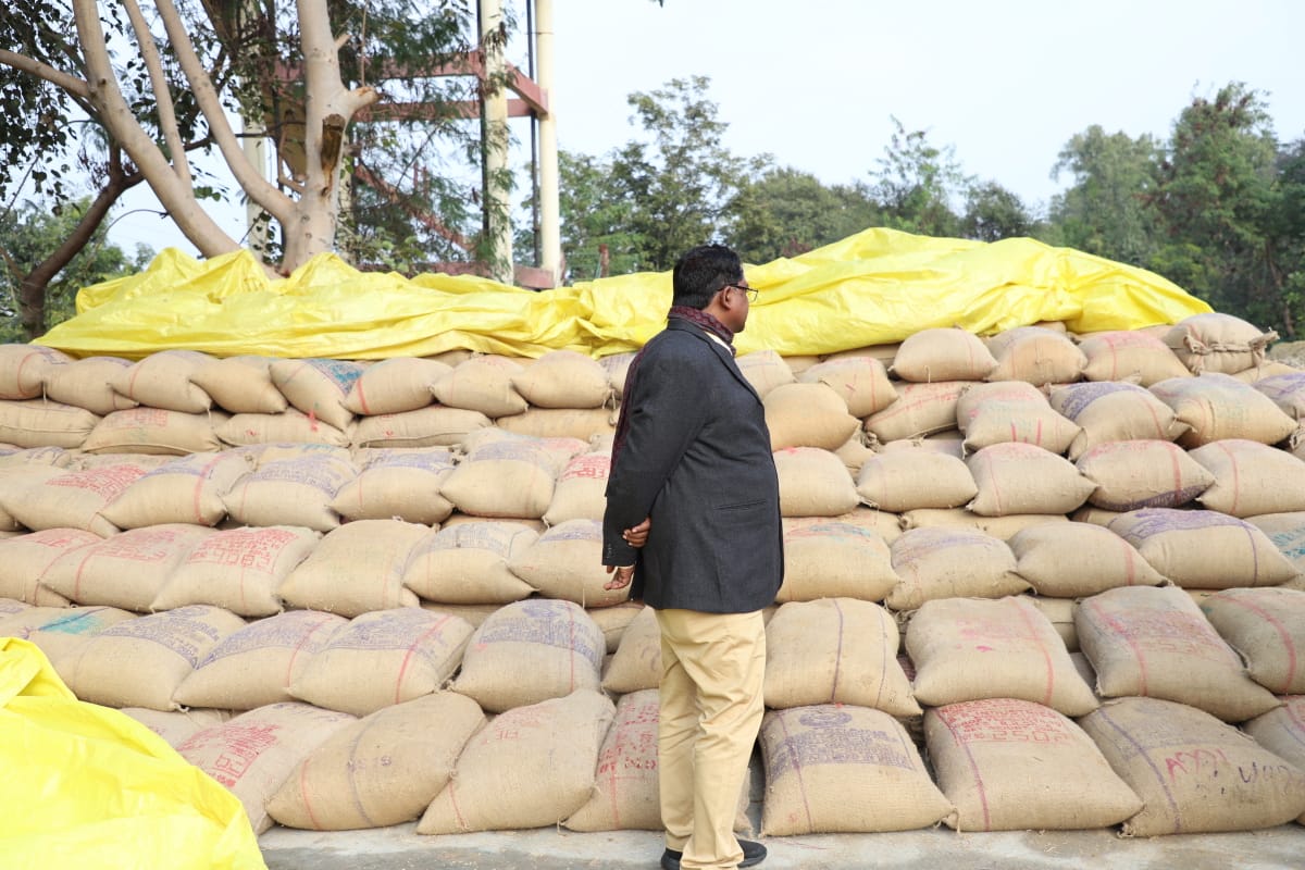 Food minister inspects paddy procurement centers in Surguja