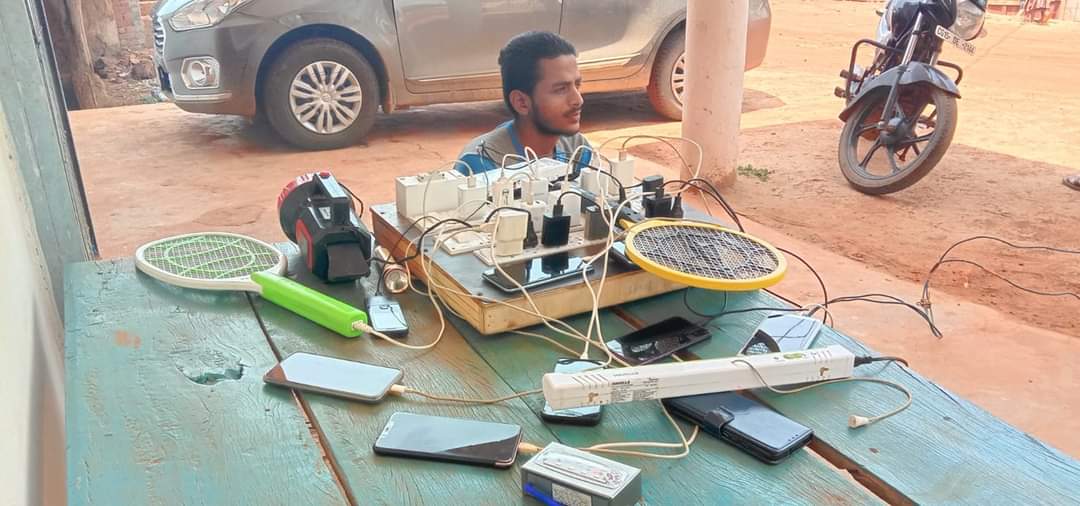 Mainpat Villagers charging mobile with jugaad