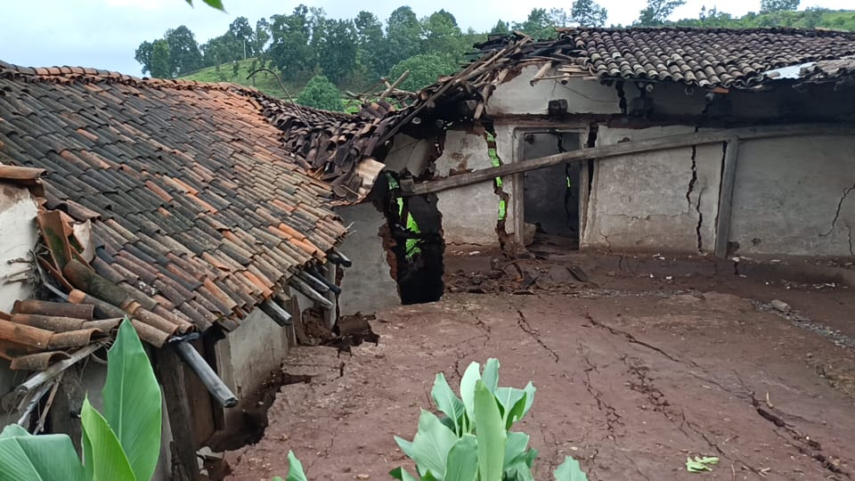 landslide-in-bisarpani-mainpat-cracks-in-fields