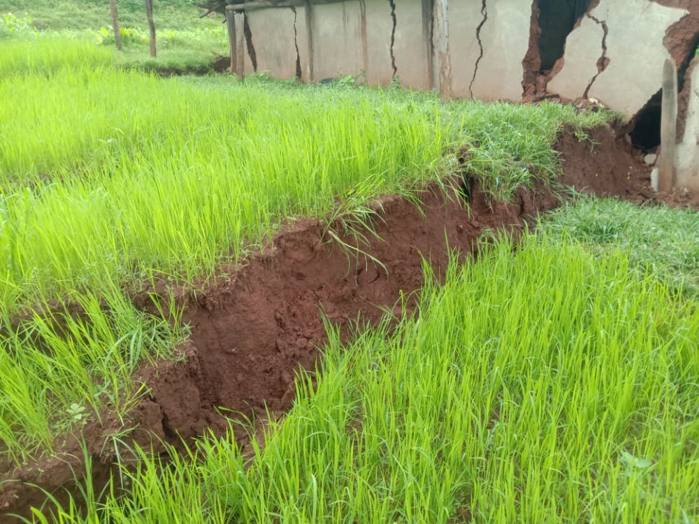 landslide-in-bisarpani-mainpat-cracks-in-fields