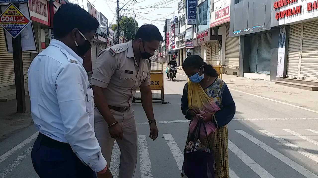 Traffic TI of Surguja helping the needy people