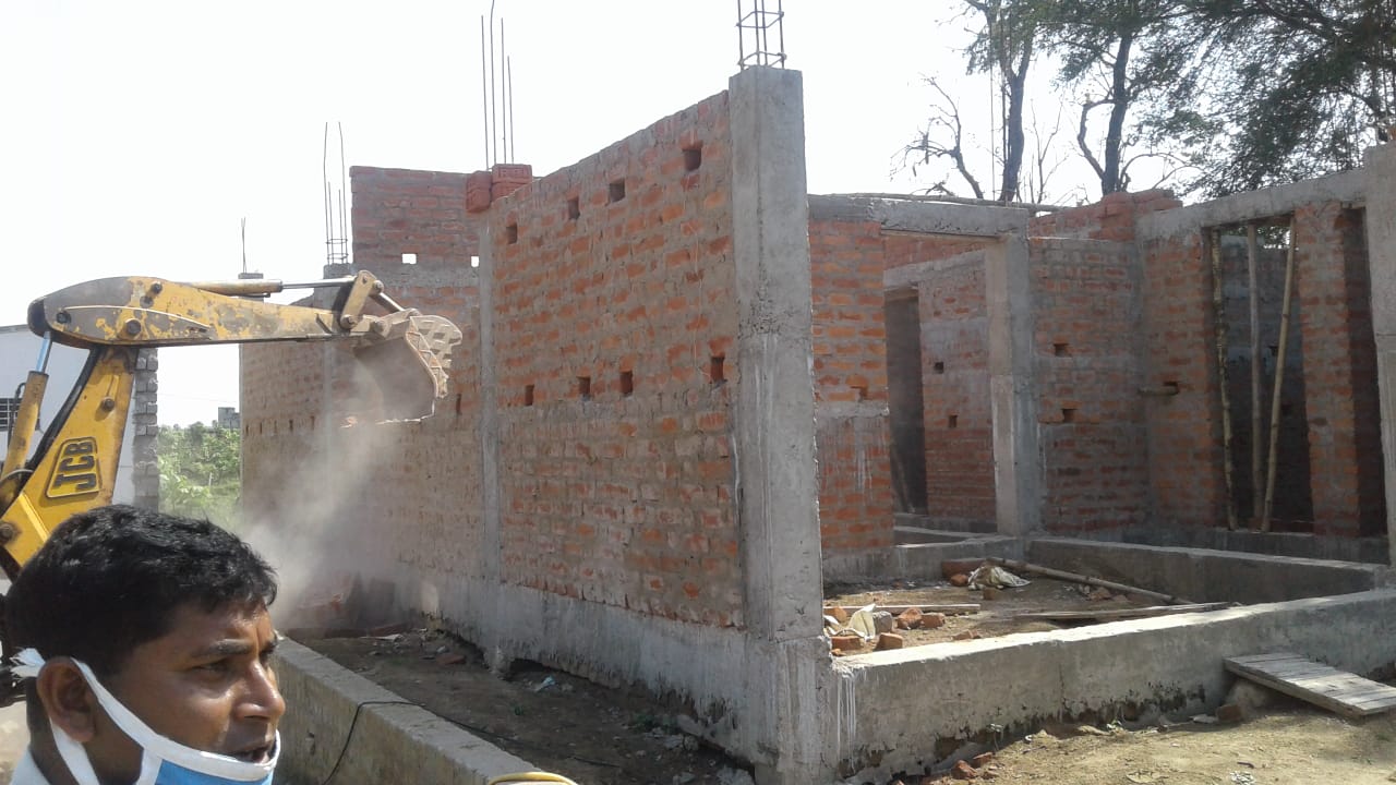 municipal-corporation-demolished-10-houses-built-on-government-land-in-ambikapur