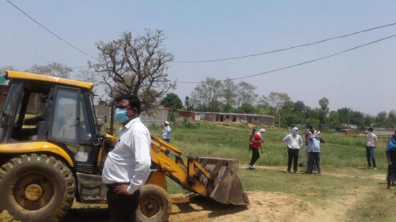 municipal-corporation-demolished-10-houses-built-on-government-land-in-ambikapur