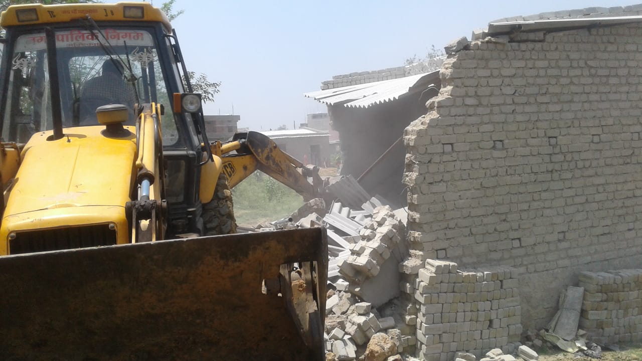 municipal-corporation-demolished-10-houses-built-on-government-land-in-ambikapur