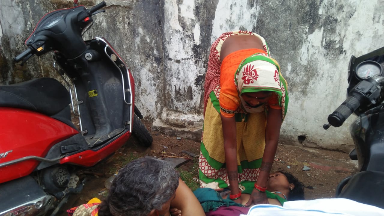 Woman delivery outside medical college hospital in ambikapur