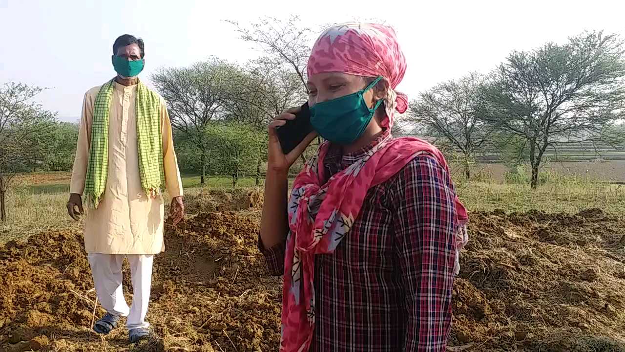 singh-deo-making-video-calls-to-manrega-workers-in-ambikapur