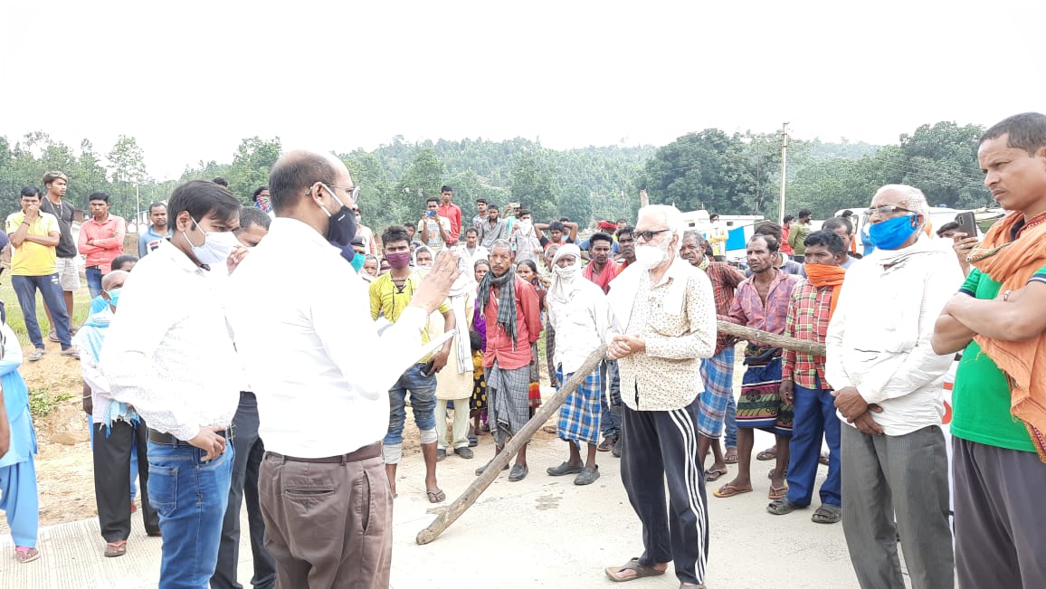 Farmers protest on nh demanding compensation for land in ambikapur