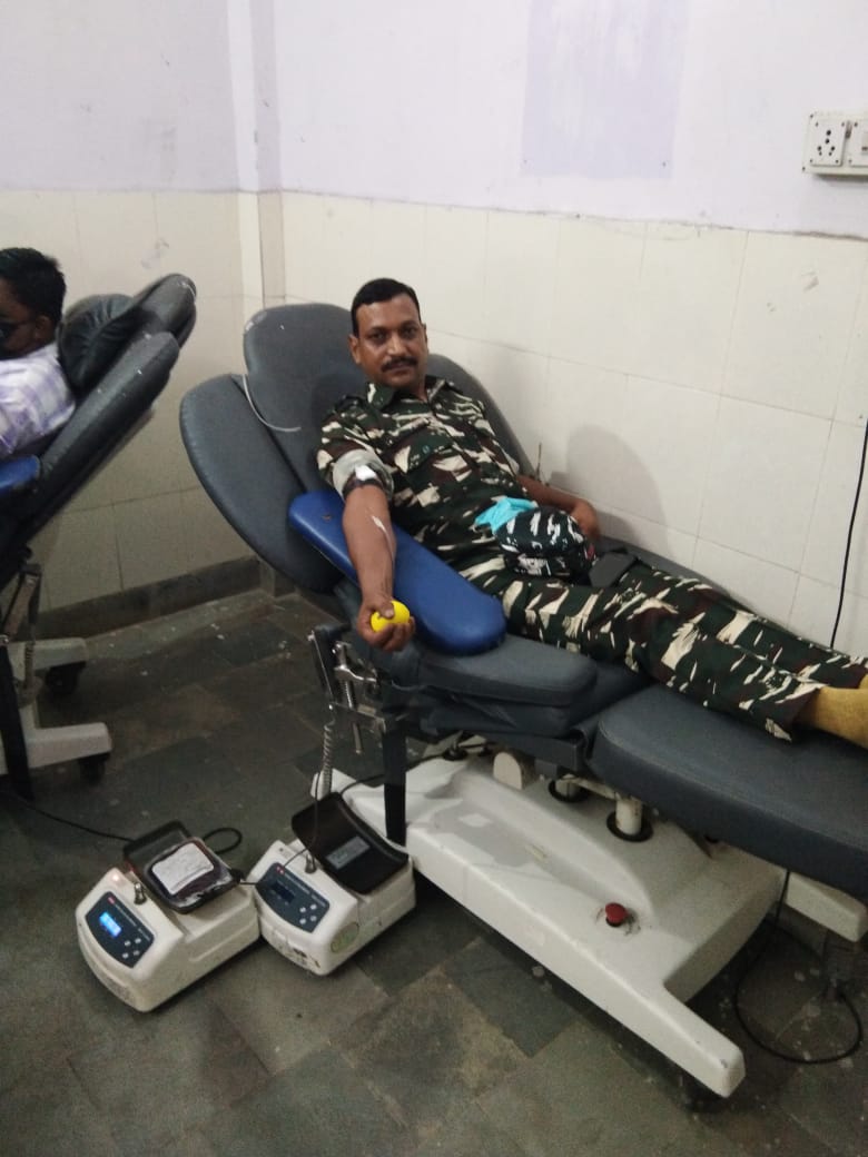 crpf Jawan donated blood for girl child during corona period in sarguja