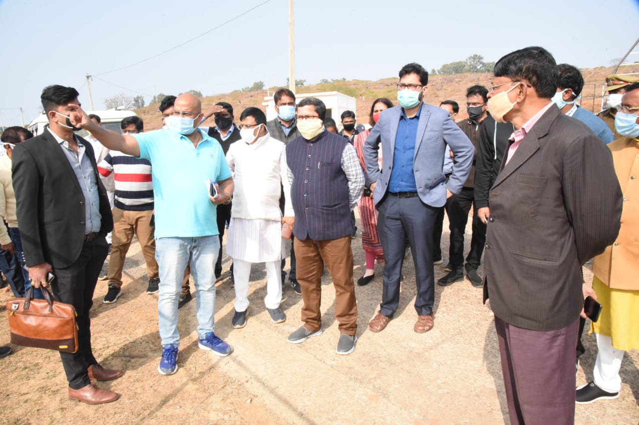 Collector Sanjeev Jha inspected the venue of Ropakhar reservoir of Mainpat.