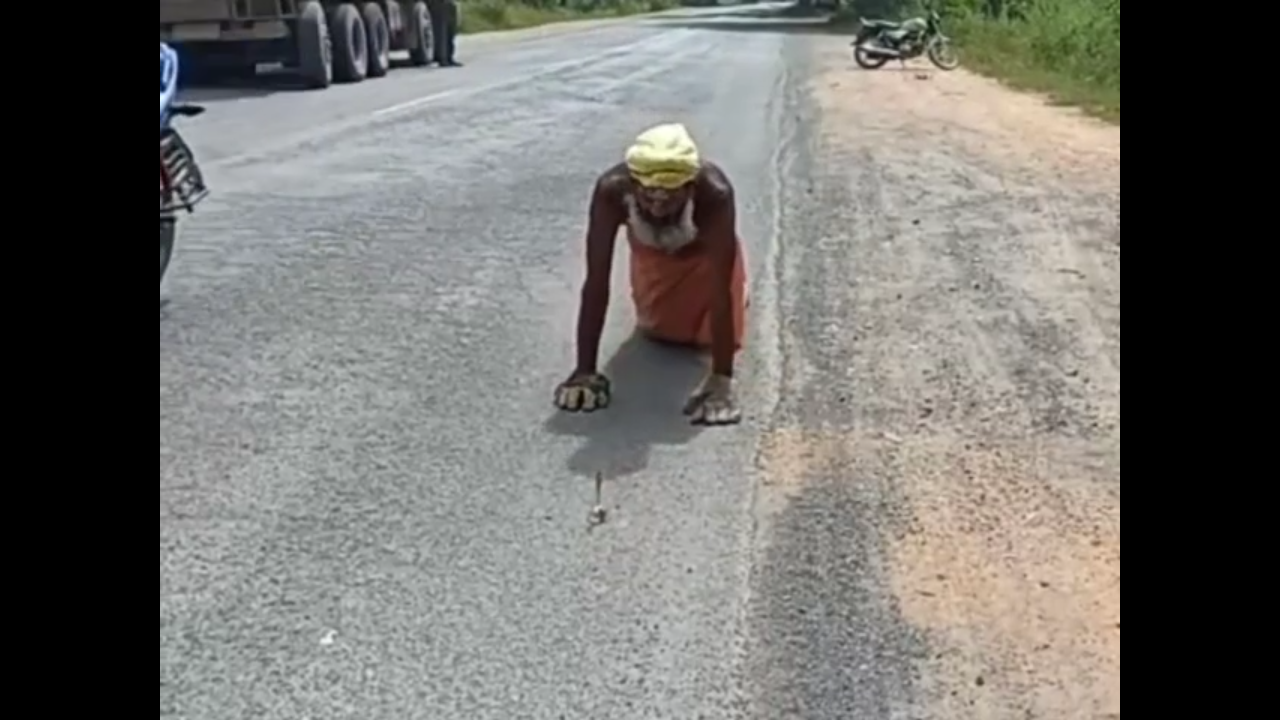 in surajpur sadhu ramdas is doing unique penance to finish corona