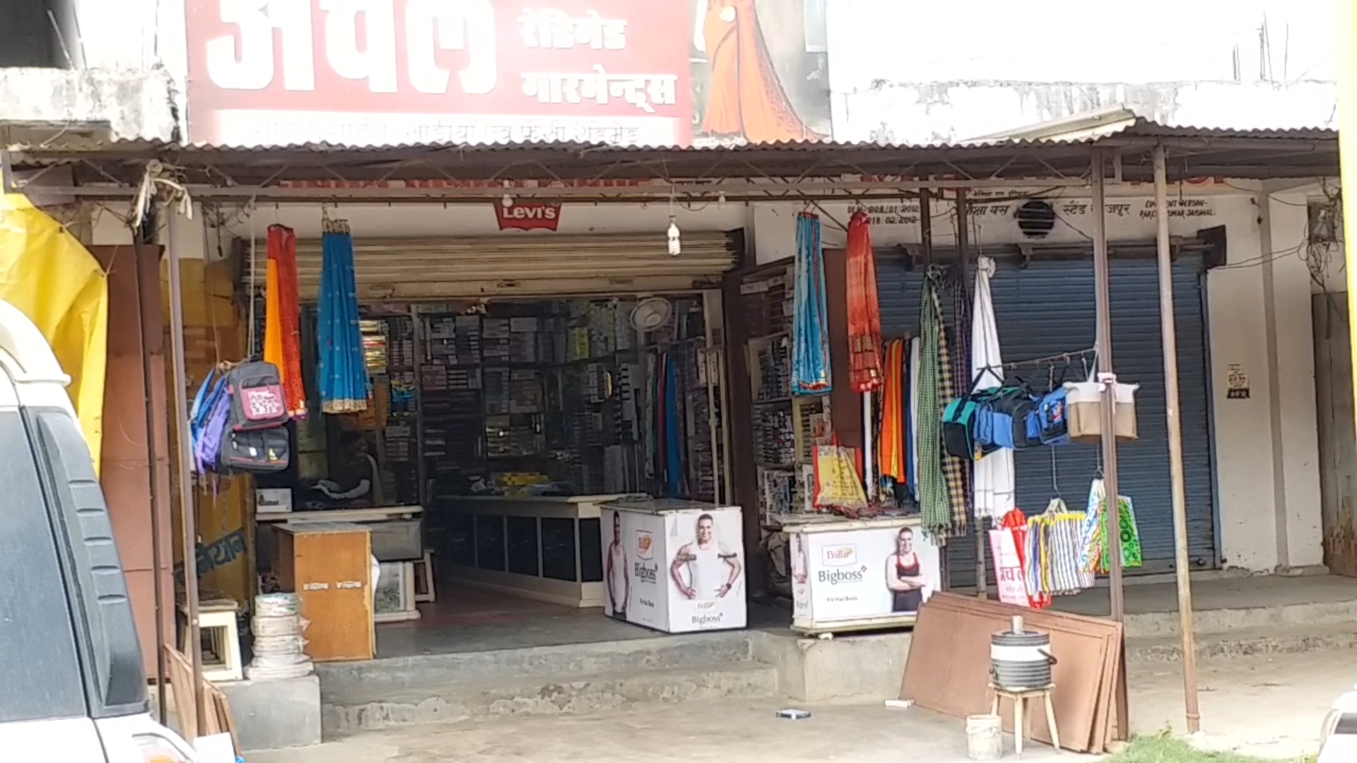 Crowds of people appeared on road as shops opened with rules in Surajpur