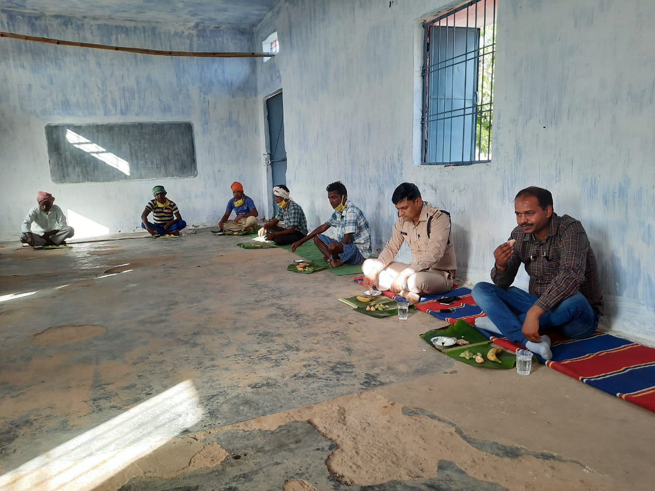 Executive magistrate and station in-charge ate food with workers in surajur