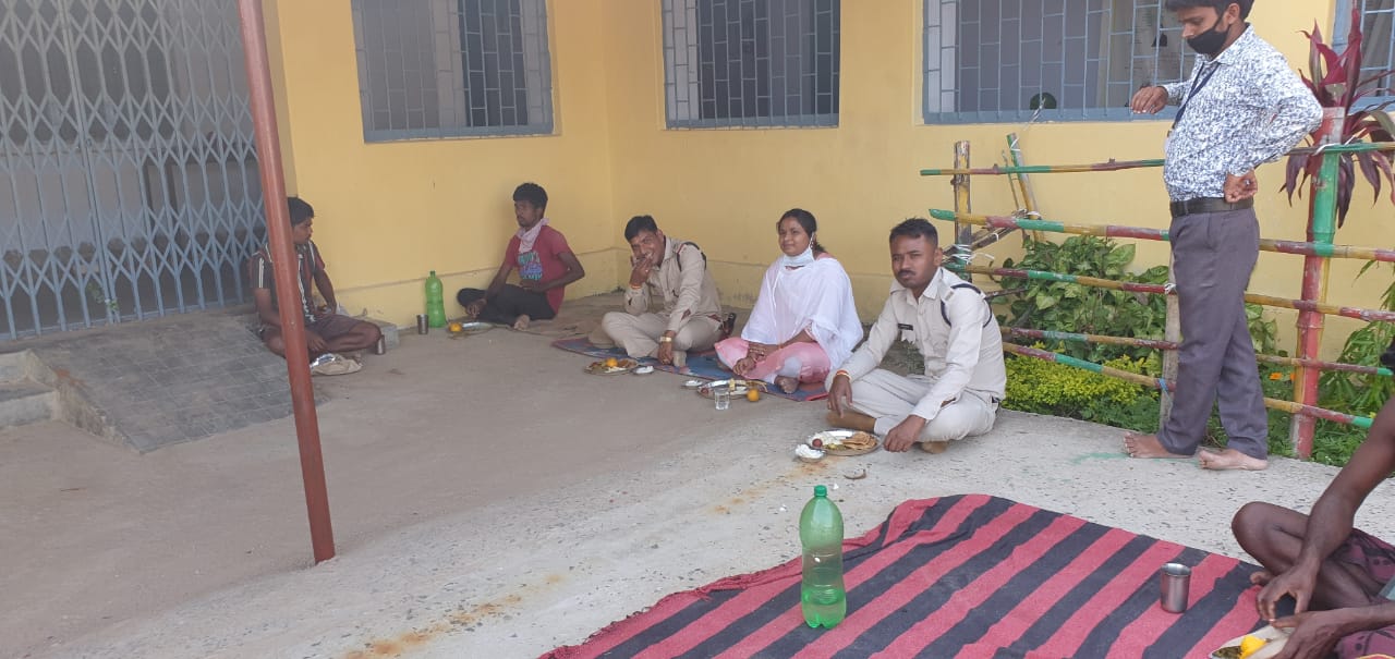 Executive magistrate and station in-charge ate food with workers in surajur