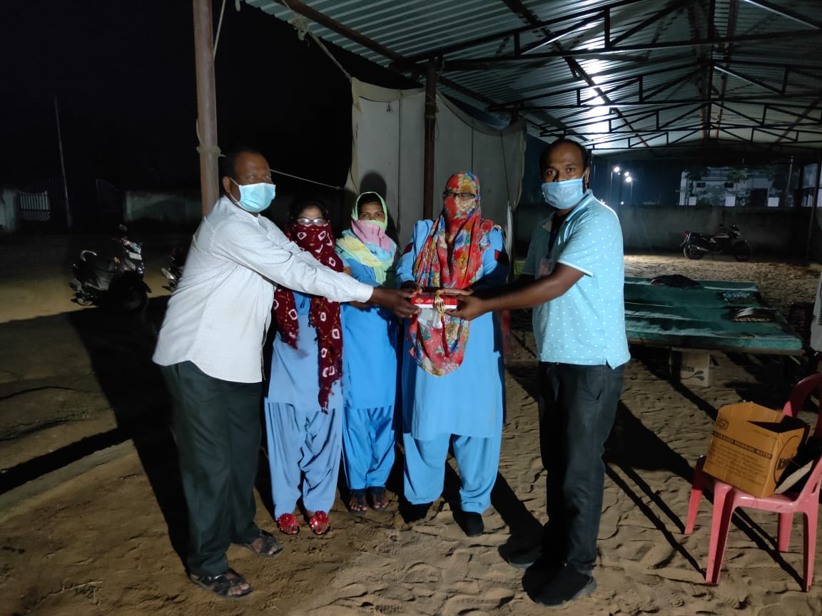 Health Department distributed rakhi and sweets to migrant laborers in surajpur