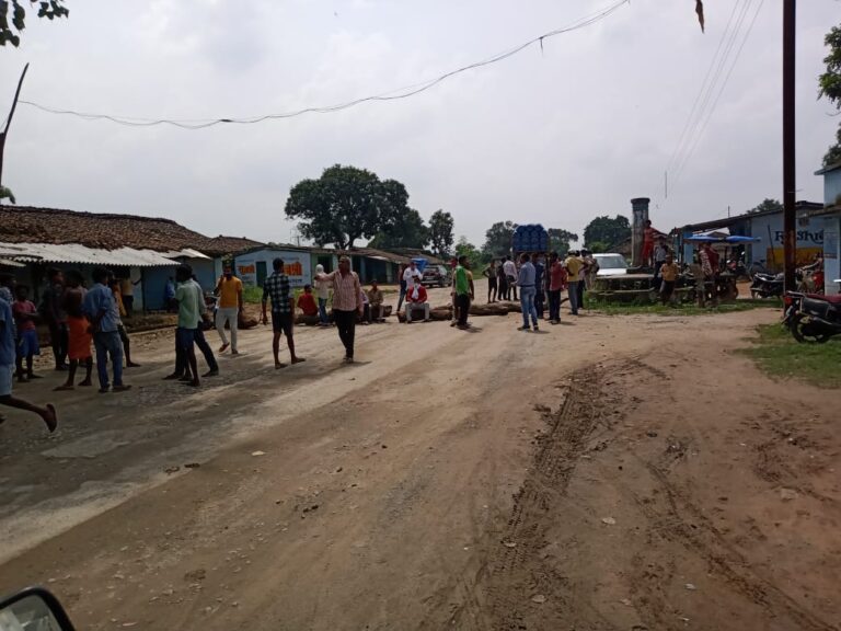 Villagers jammed Ambikapur-Banaras State Highway