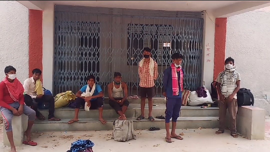 People provided food to laborers going to Bihar by bicycle in surajpur