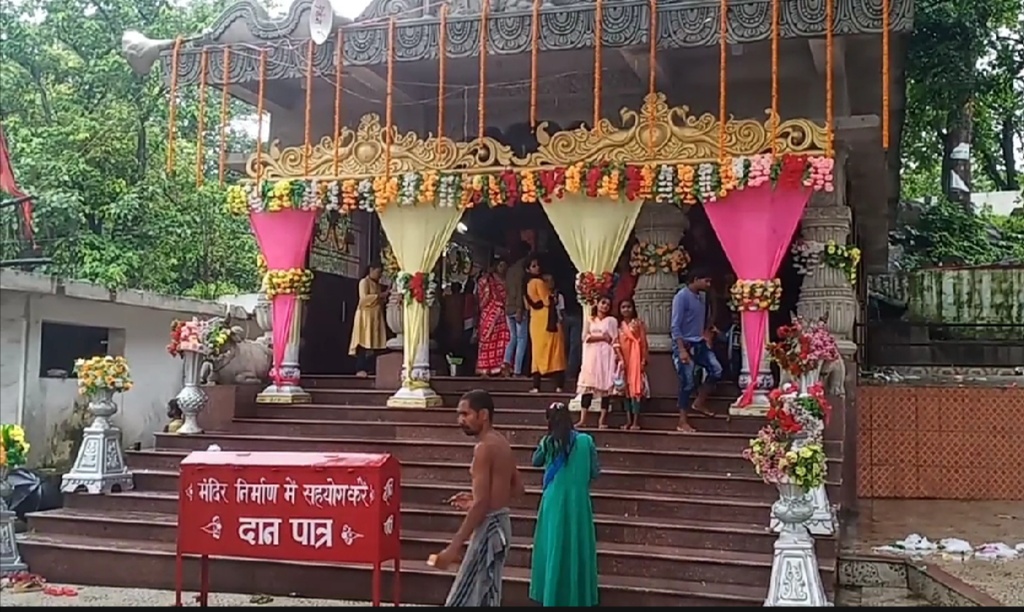 Devotees thronged in Shivpur on last Monday of Sawan in sarguja