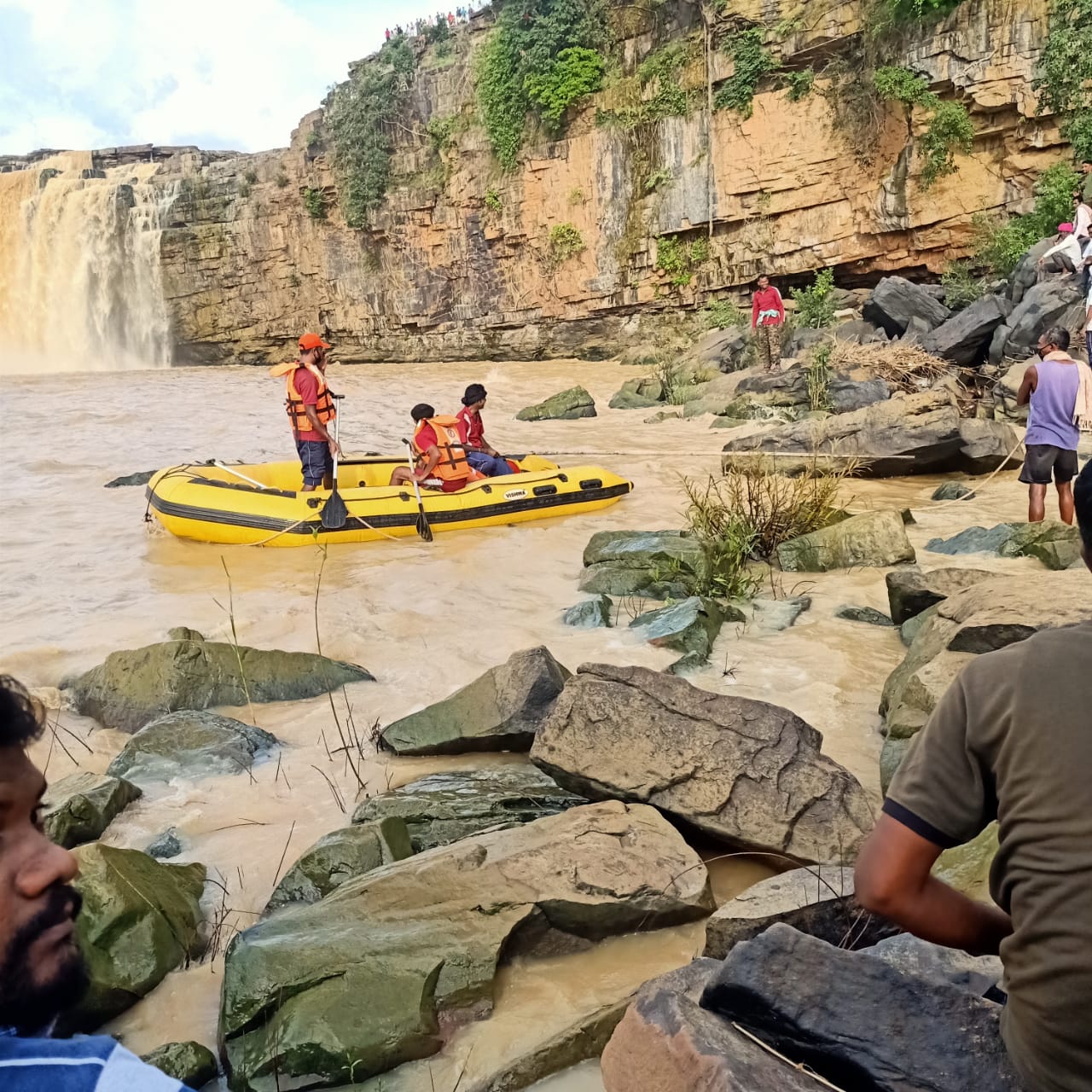 Tourist drowns in Chitrakot waterfall