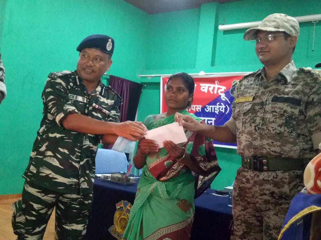 2 naxal woman surrender in dantewada