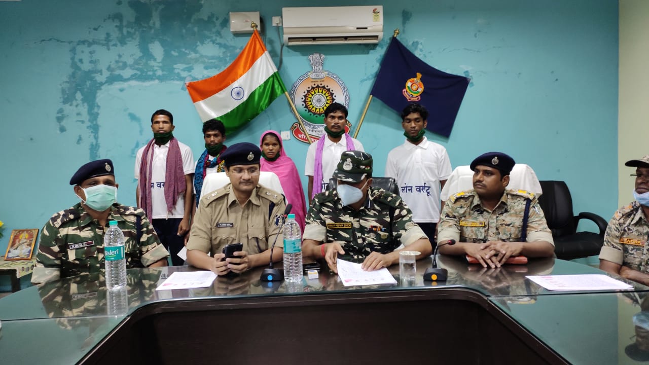 5 Naxalites involved in Bhima Mandavi murder surrender in dantewada