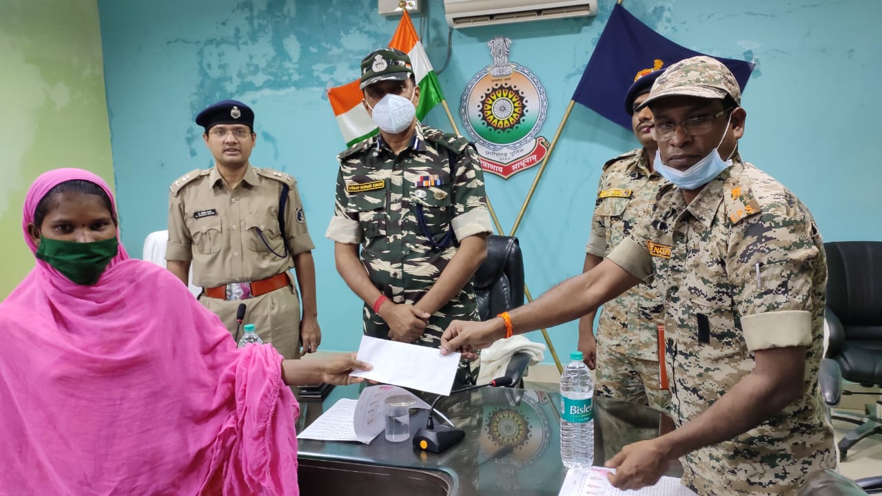 5 Naxalites involved in Bhima Mandavi murder surrender in dantewada