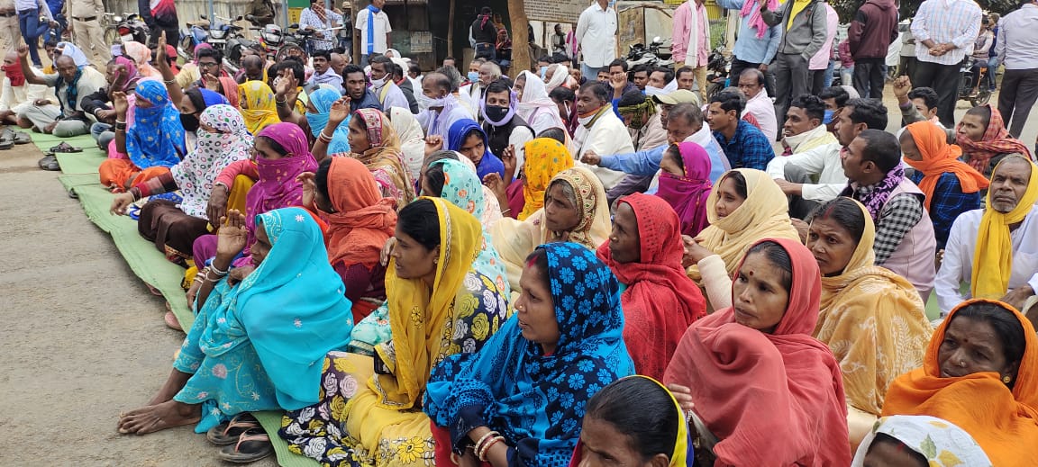 Farmers demanding paddy procurement center to be opened in gariyaband