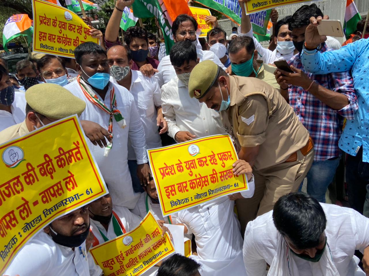 Congress protests against rising commodity prices_vis_up_noida&upur10010