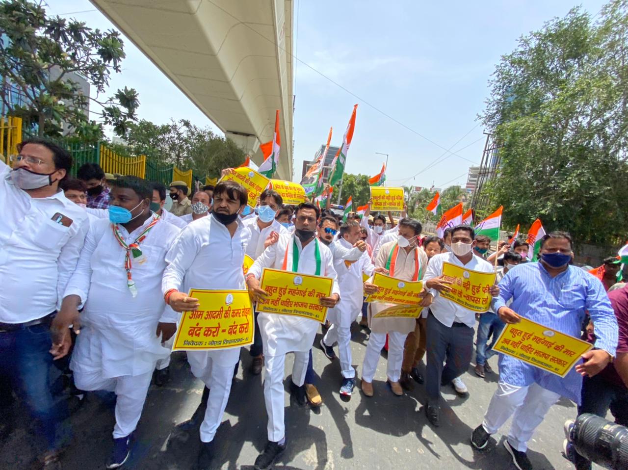 Congress protests against rising commodity prices_vis_up_noida&upur10010