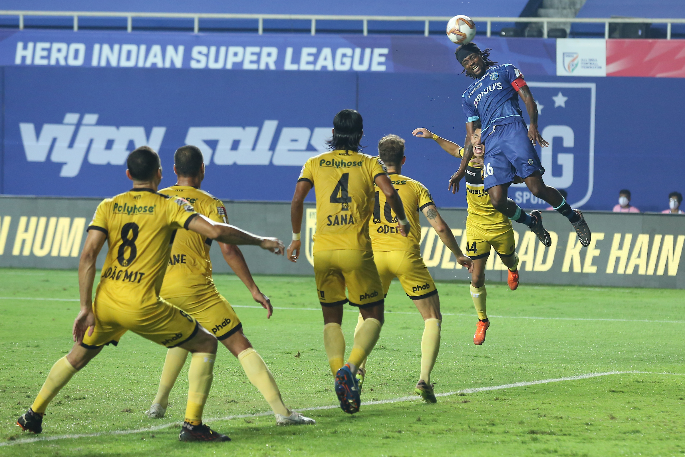 Costa Nhamoinesu leaps tallest to attempt a header from a corner-kick (ISL).